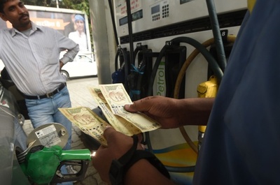 インド旧紙幣、ガソリンスタンドでの使用期限が突然前倒し