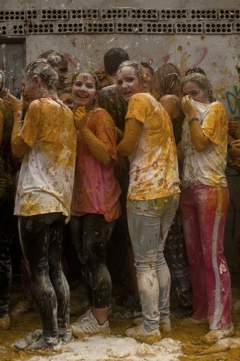 手荒い歓迎で新入生ドロドロ、医学部伝統の「儀式」 スペイン