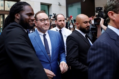 ケヴィン・スペイシー被告、性的暴行を「強く否定」 英で出廷