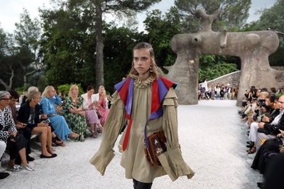 「ルイ・ヴィトン」仏南東部で19年クルーズコレクション発表