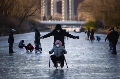 中国・北京 凍った川に大人も子どもも大喜び