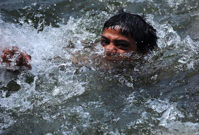 湖で遊ぶ子どもたち、インド