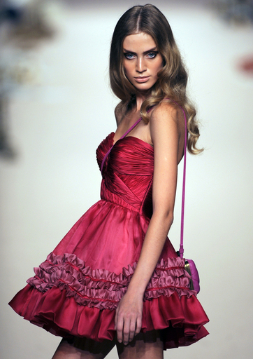 ＜09年春夏パサレラ・シベレス＞アルマ・アギラールら、新作を発表