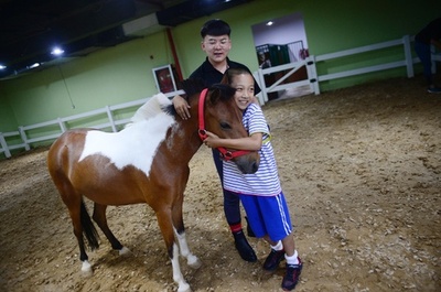 馬との触れ合い、学校で学ぶ 内モンゴルの小学生