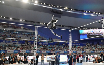 中国のロボット運動会 立ち高跳びで3.4メートルの驚異的記録