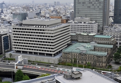 日銀、追加緩和策を決定 新型オペ30兆円に拡大