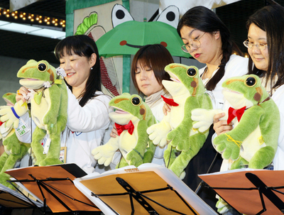 川崎で「楽器のない音楽会」、カエル型電子楽器も登場