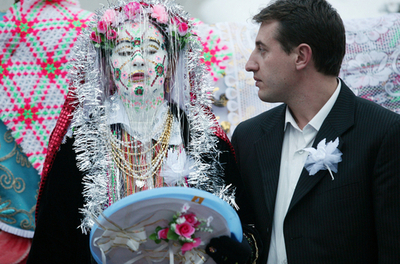 ブルガリア伝統「冬の結婚式」、華やかに