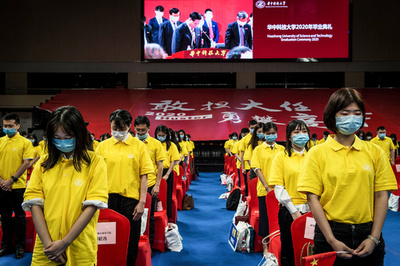 中国・武漢の大学で卒業式、コロナ犠牲者に黙とうささげる