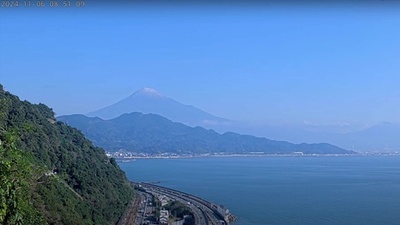動画:富士山頂、やっと雪化粧 「初冠雪」宣言はまだ