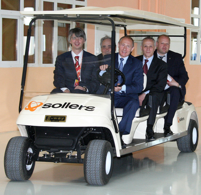 プーチン首相、タタルスタン共和国の自動車工場を視察