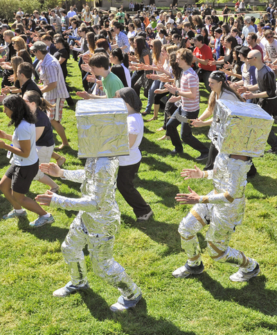 318人で一斉にロボットダンス、ギネス記録更新