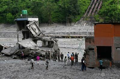 「奇跡的」な救出から一夜、厳しい捜索救助活動続く ネパール土石流