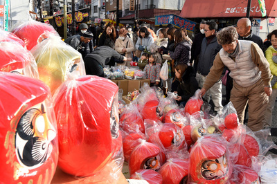 今年は何を祈願する？「青梅だるま市」のにぎわい　東京