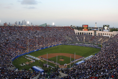 ロサンゼルス・メモリアル・コロシアムでオープン戦開催