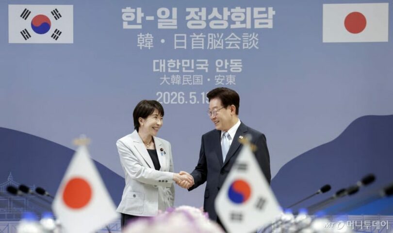 19日、慶尚北道安東市内のホテルで日韓拡大会談の記念撮影に臨む高市早苗首相とイ・ジェミョン（李在明）大統領(c)NEWSIS/MONEYTODAY