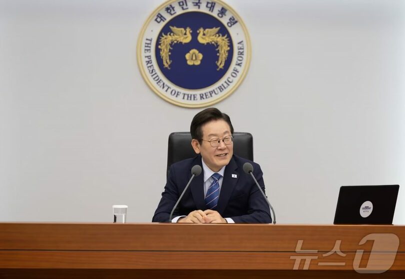 2025年9月18日、大統領執務室で首席補佐官会議に臨むイ・ジェミョン（李在明）大統領＝大統領室提供(c)news1