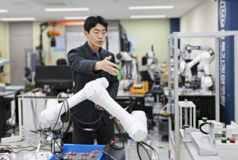 한국기계연구원 인공지능기계연구실 김창현 연구위원이 로봇운영 AI기술에 대해 설명하고 있다. (c) KOREA WAVE