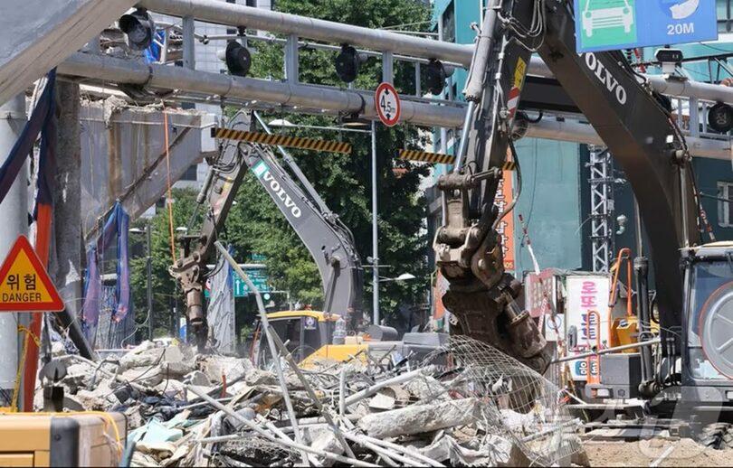 先月29日、ソウル市西大門区の西小門高架道路崩落事故現場で進められた撤去作業(c)news1