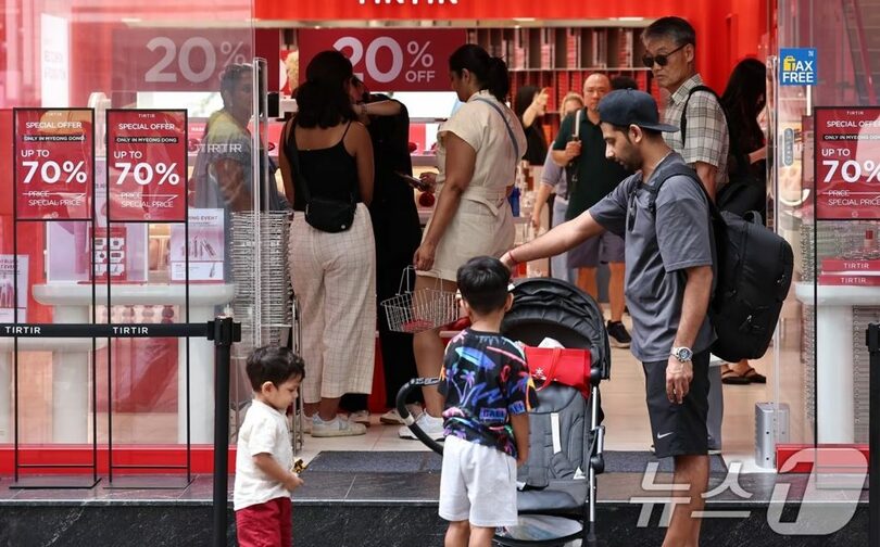 2025年7月1日午後、ソウル市中区明洞でショッピングを楽しむ外国人観光客(c)news1