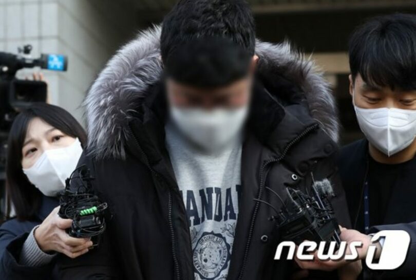 記者団に囲まれる「兵役ブローカー」の男(c)news1