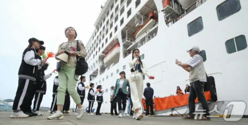 済州港に入港したクルーズ「ドリーム号」に乗って済州を訪れた中国人団体観光客が下船している(c)news1
