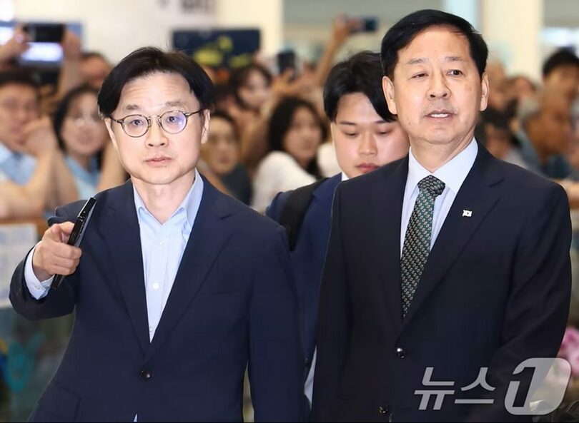 米韓関税交渉を終え、8月1日午後に韓国・仁川空港第2ターミナルに到着したク・ユンチョル（具潤哲）副首相兼企画財政相とキム・ジョングァン（金正官）産業通商資源相(c)news1