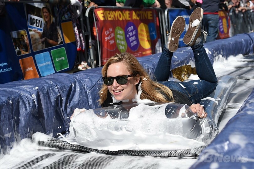 街中に巨大ウオータースライダー出現、体験希望者殺到 英国