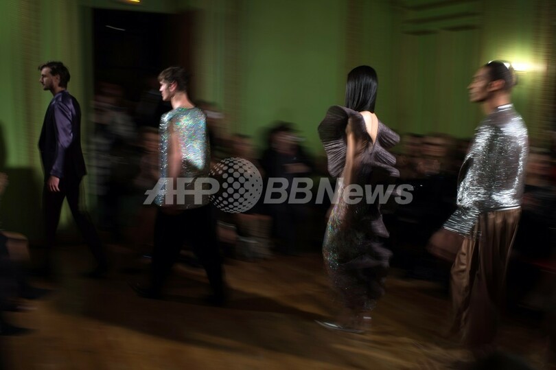 ピエール・カルダン、パリのカフェでオートクチュールを発表