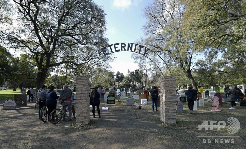 生きている人の墓をアートに、アルゼンチンのアート・バーゼル