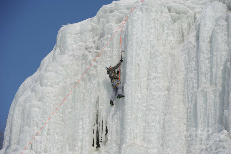寒い季節をまだまだ楽しむ！ 長春で氷のロッククライミング大会
