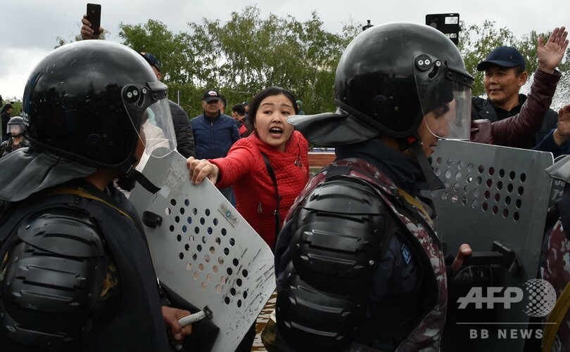 カザフ大統領選 現職トカエフ氏の圧勝確実 野党デモで約500人拘束