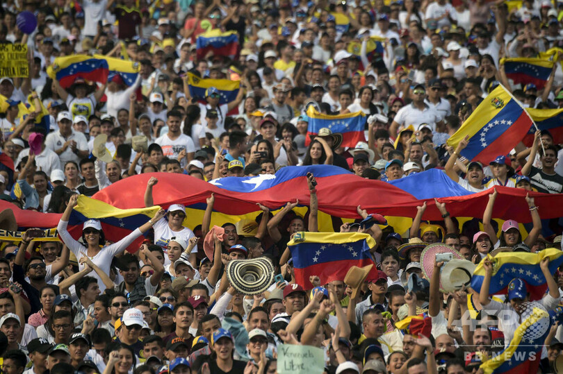 ベネズエラ国境沿いのコロンビアの町でチャリティーコンサート、グアイド氏も登場