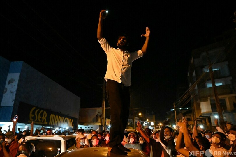 スリランカ、非常事態宣言 経済危機でデモ暴徒化