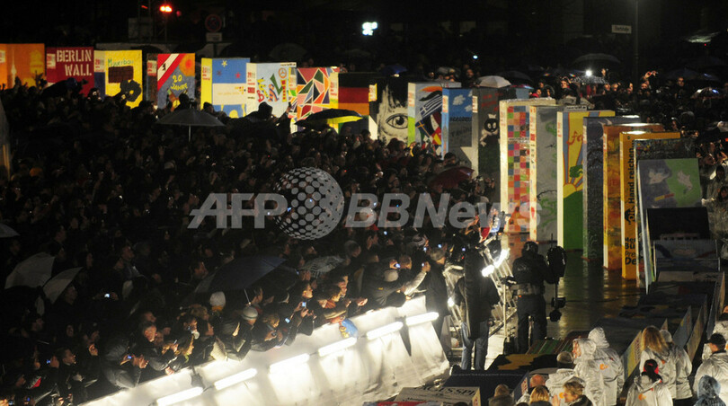 「ベルリンの壁」崩壊20年を祝う巨大ドミノ倒し