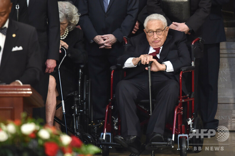 マケイン氏追悼式、議事堂の広間にひつぎ安置 トランプ氏は欠席