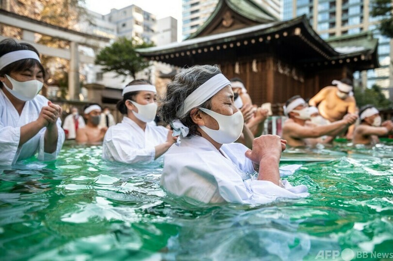 都内神社で寒中水浴 疫病退散願う