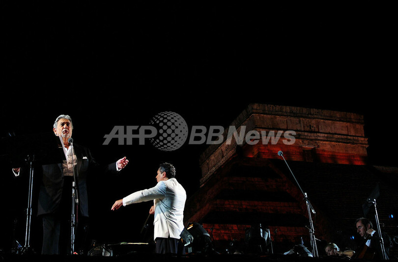 名オペラ歌手プラシド・ドミンゴ、メキシコ古代ピラミッド前で熱唱