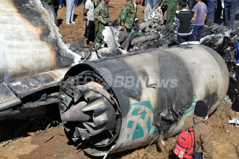 ミャンマーで航空機が不時着、2人死亡