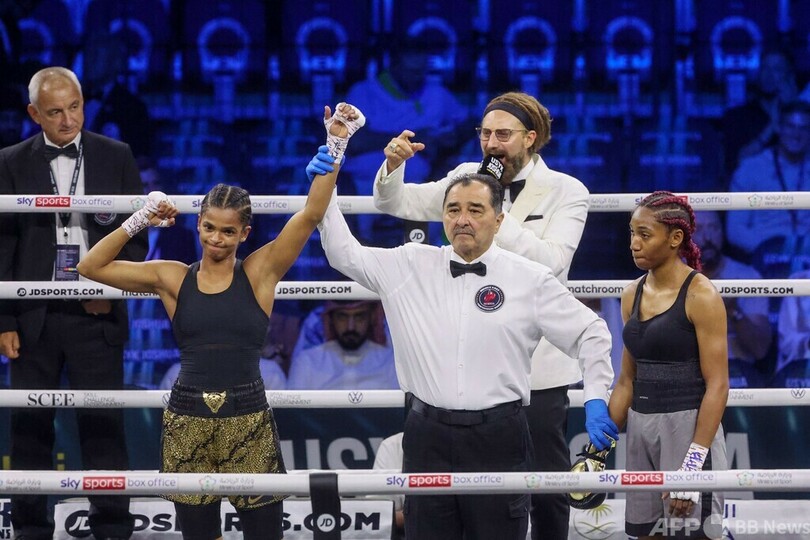 サウジで初の女子プロボクシング戦、英選手が1回TKO勝ち