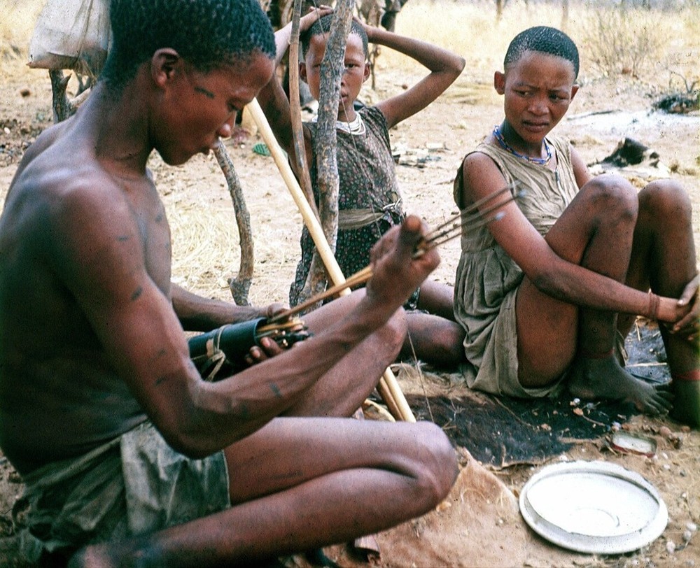 カラハリ砂漠のサン人 夜間の会話が文化形成に寄与か 研究 写真1枚 国際ニュース Afpbb News