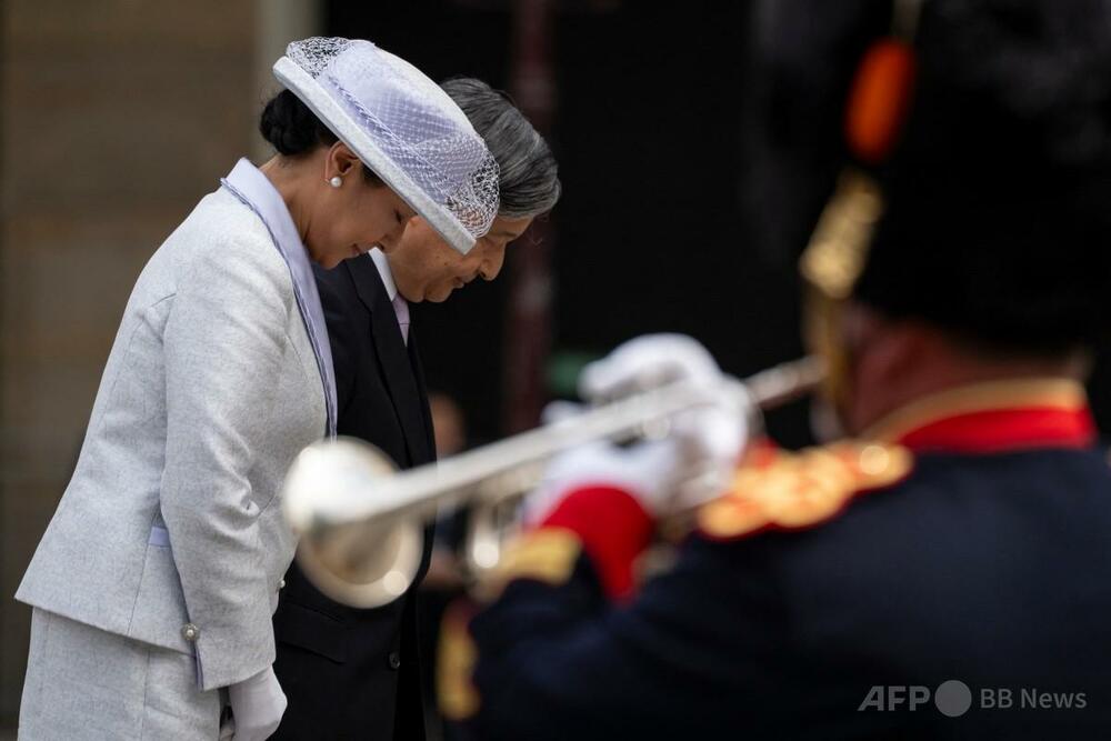 天皇皇后両陛下、アムステルダムで歓迎式典と戦没者記念碑に供花
