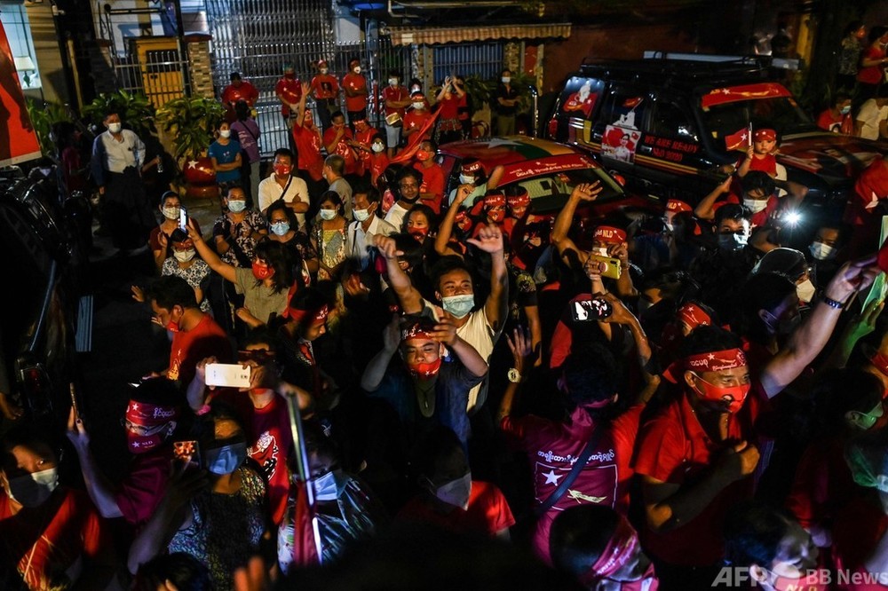ミャンマー総選挙、スー・チー氏与党が単独過半数