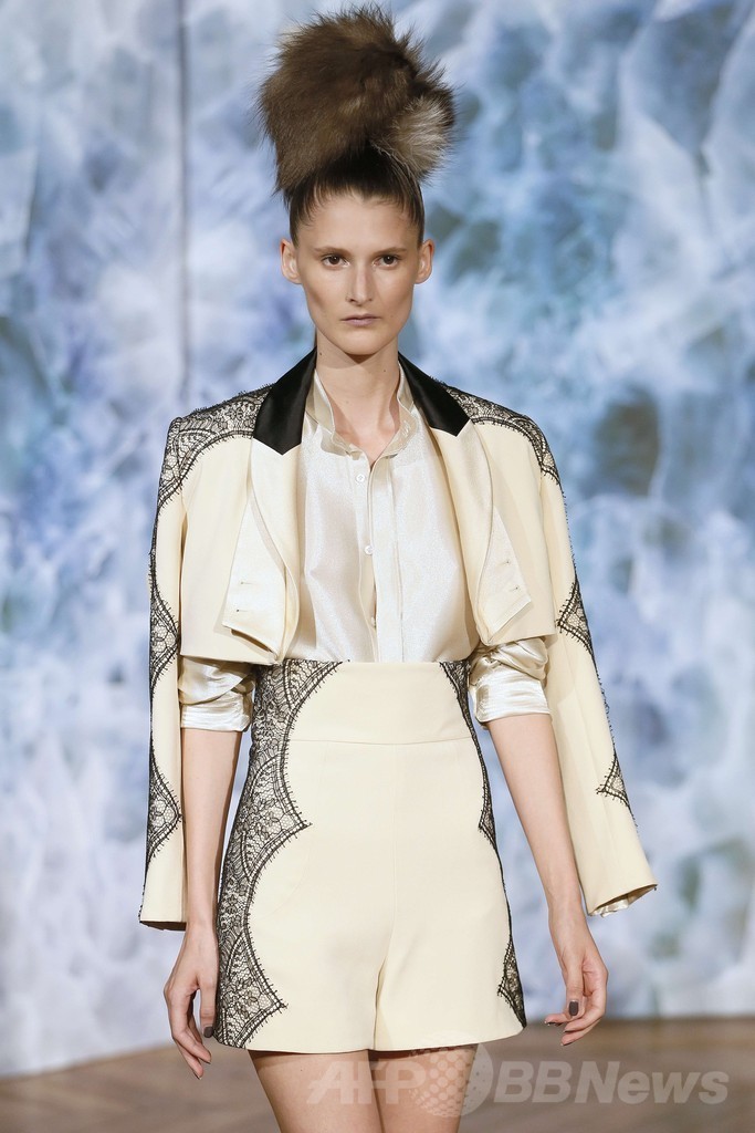 マスキュリンな要素を加えたドレススタイル、「アレクシ・マビーユ」14/15年秋冬オートクチュール