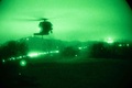 暗視カメラで撮影された米軍のヘリコプター「ブラック・ホーク」。米国防総省提供（2023年3月16日撮影、資料写真）。(c)AFP PHOTO / LT. COL. RYAN DONALD / DEPARTMENT OF DEFENSE