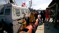イタリア沿岸警備隊の船で伊ランペドゥーサ島に到着した難民たちの静止画。伊沿岸警備隊が公開した動画より（2015年4月5日撮影）。(c)AFP/GUARDIA COSTIERA