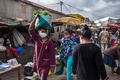 マダガスカルの首都アンタナナリボにあるアンボディボナ市場（2020年3月26日撮影）。(c)RIJASOLO / AFP