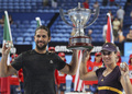 テニス男女混合国別対抗戦、第25回ホップマンカップ（Hopman Cup XXV）は5日、オーストラリアのパース（Perth）で決勝が行われ、大会第4シードのスペインが2勝1敗で第1シードのセルビアを破り、通算4度目の優勝を飾った。

優勝トロフィーを掲げるスペインのフェルナンド・ベルダスコ（Fernando Verdasco、左）とアナベル・メディナ・ガリゲス（Anabel Medina Garrigues、2013年1月5日撮影）。(c)AFP/Tony ASHBY