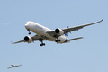 仏南西部トゥールーズ（Toulouse）で、試験飛行中の欧州航空機大手エアバス（Airbus）の次世代旅客機「A350」（2013年6月14日撮影）。(c)AFP/ERIC CABANIS