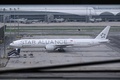 乱気流に巻き込まれ、緊急着陸したタイ・バンコクのスワンナプーム国際空港に駐機するシンガポール航空SQ321便（2024年5月22日撮影）。(c) Lillian SUWANRUMPHA / AFP